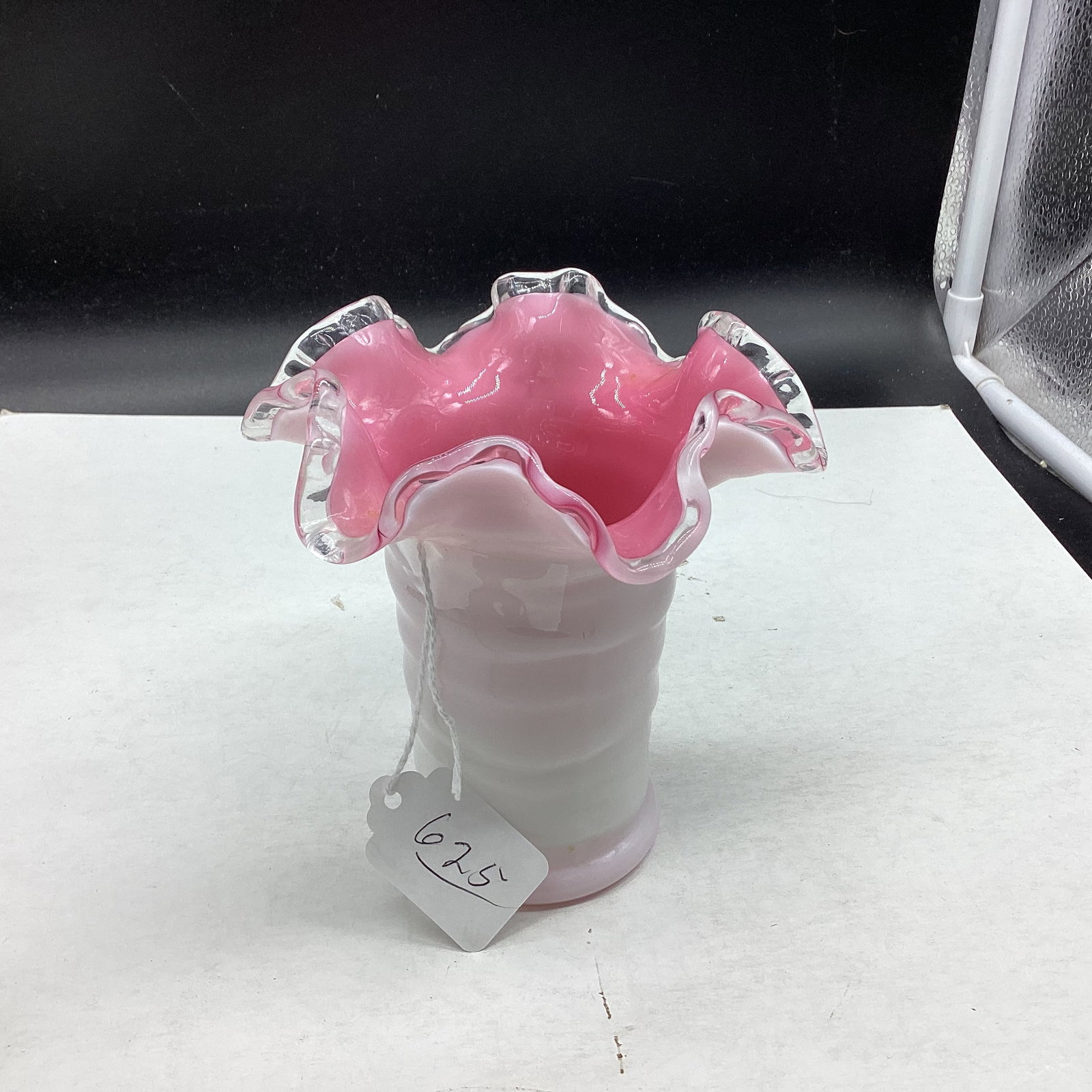 VINTAGE FENTON ART GLASS PEACH CREST VASE: 5 1/4" TALL GOOD SHAPE