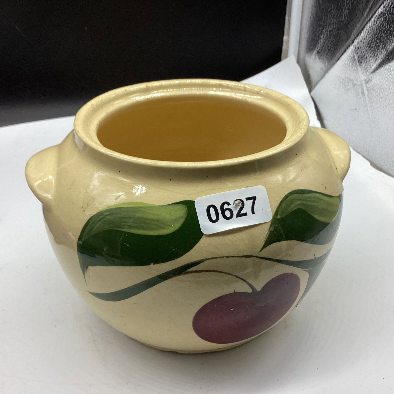 WATT POTTERY COOKIE JAR BOTTOM  (1 of 3)