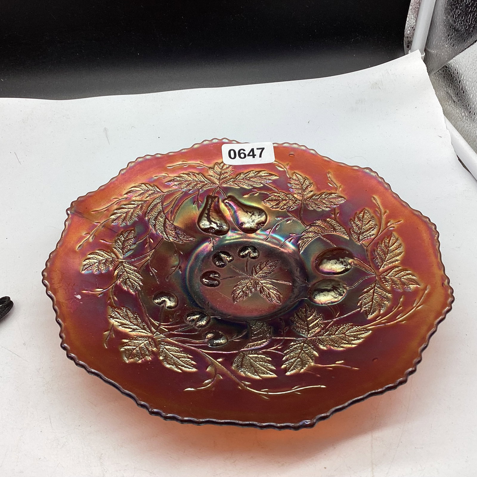 VINTAGE NORTHWOOD 3 FRUITS PATTERN CARNIVAL GLASS PLATE: 9 1/4" WIDE GOOD SHAPE