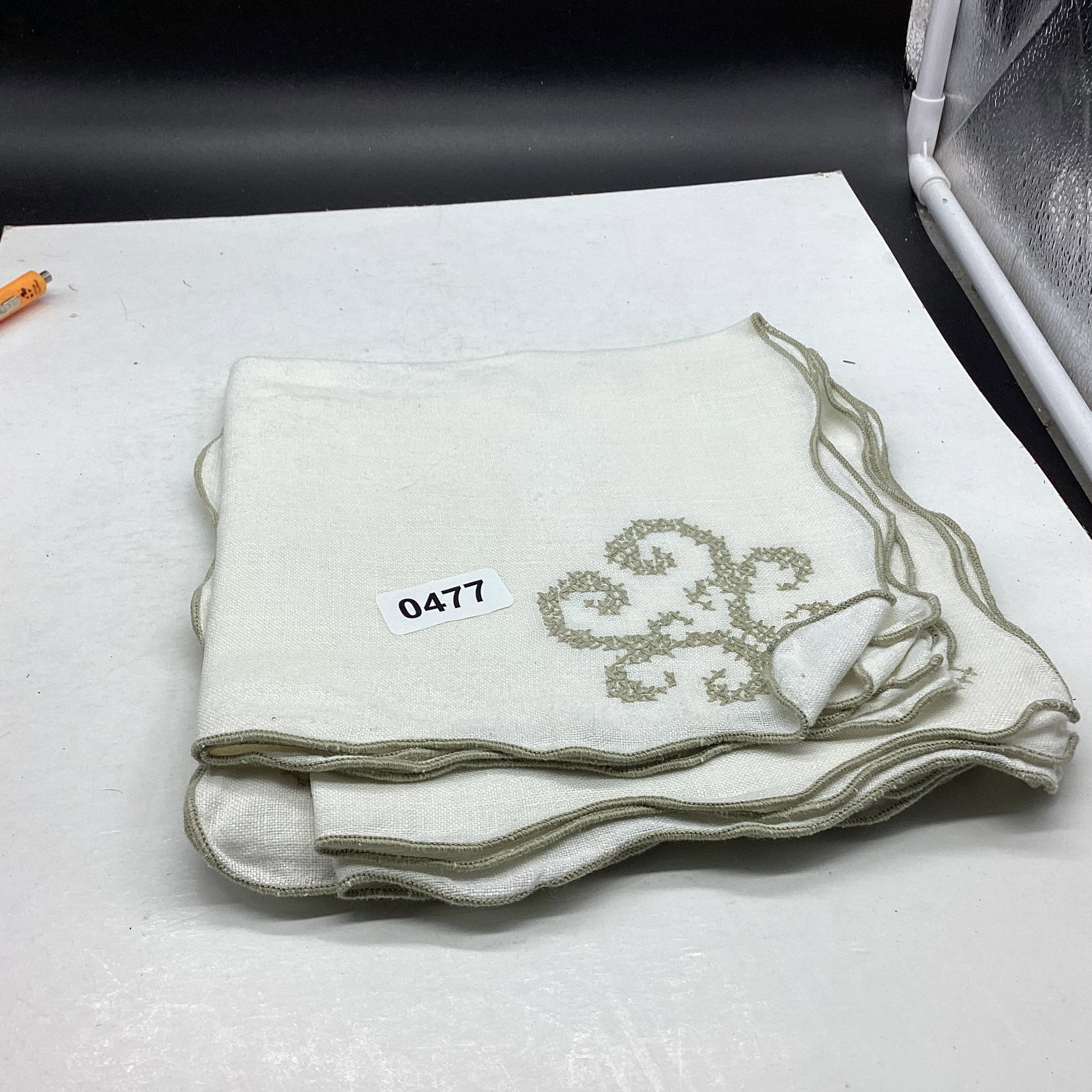 4 LINEN NAPKINS: GOOD SHAPE