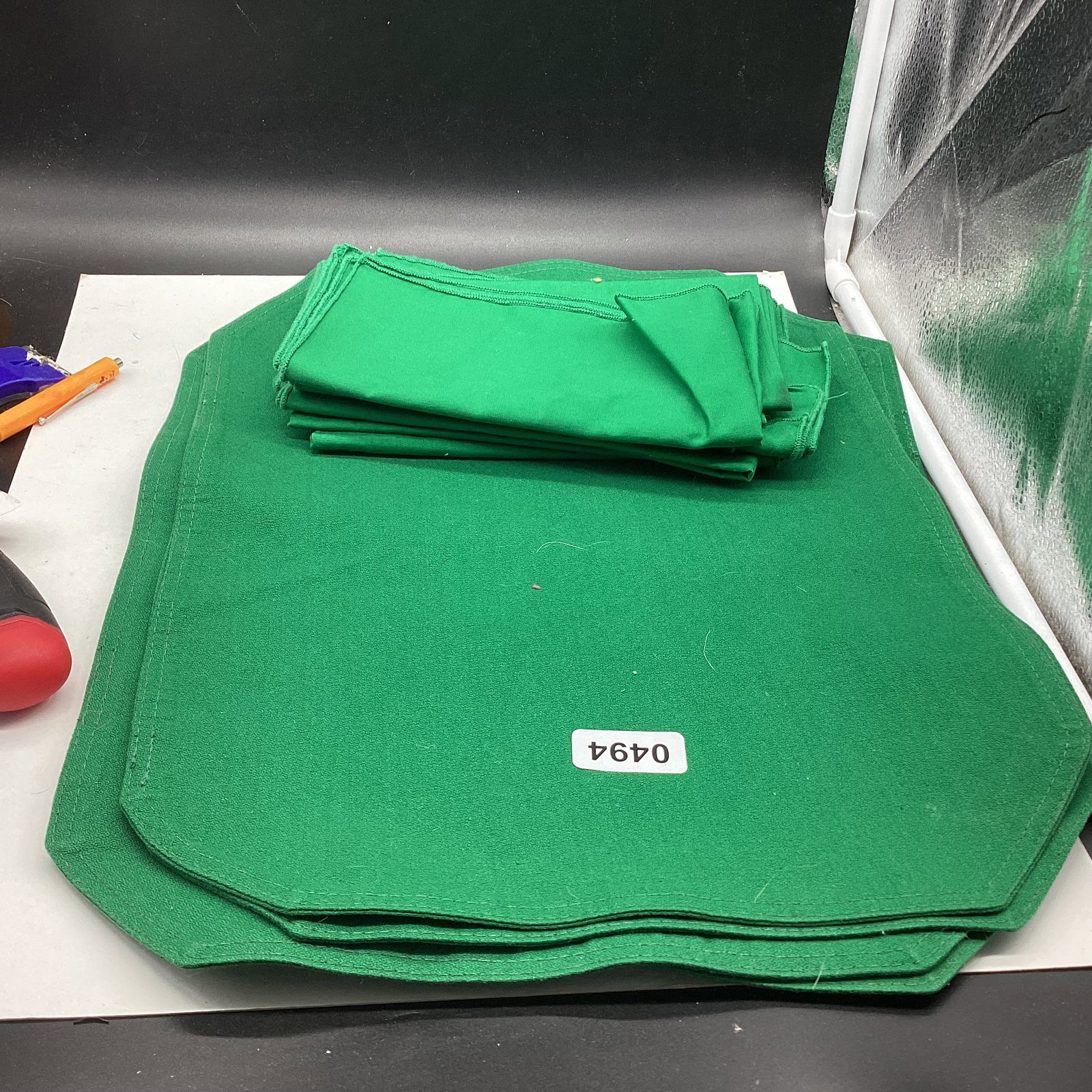 6 LINEN PLACE MATS AND NAPKINS: GOOD SHAPE