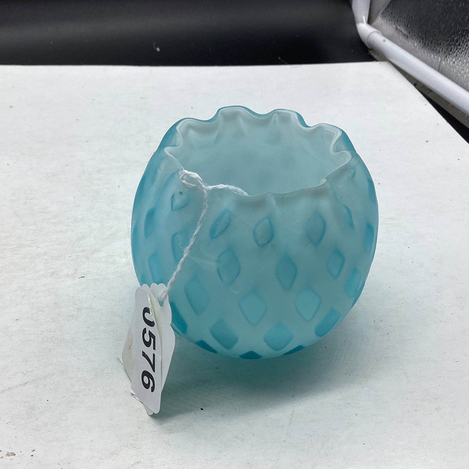 ART GLASS HAND BLOWN DIAMOND QUILTED MOTHER OF PEARL ROSE BOWL: 3" TALL GOOD SHAPE