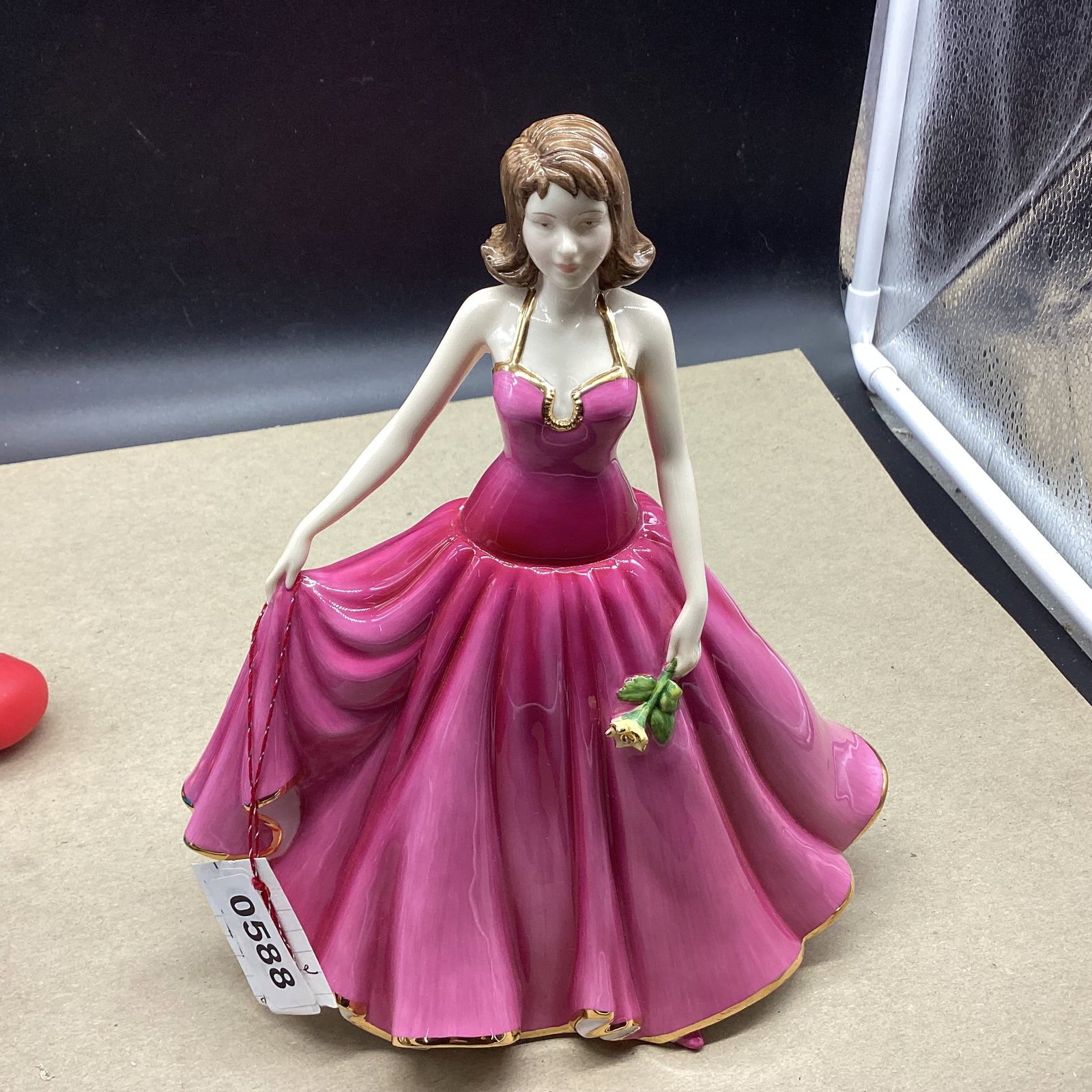 ROYAL DOULTON FIGURINE PRETY LADY: 9 1/4" TALL GOOD SHAPE