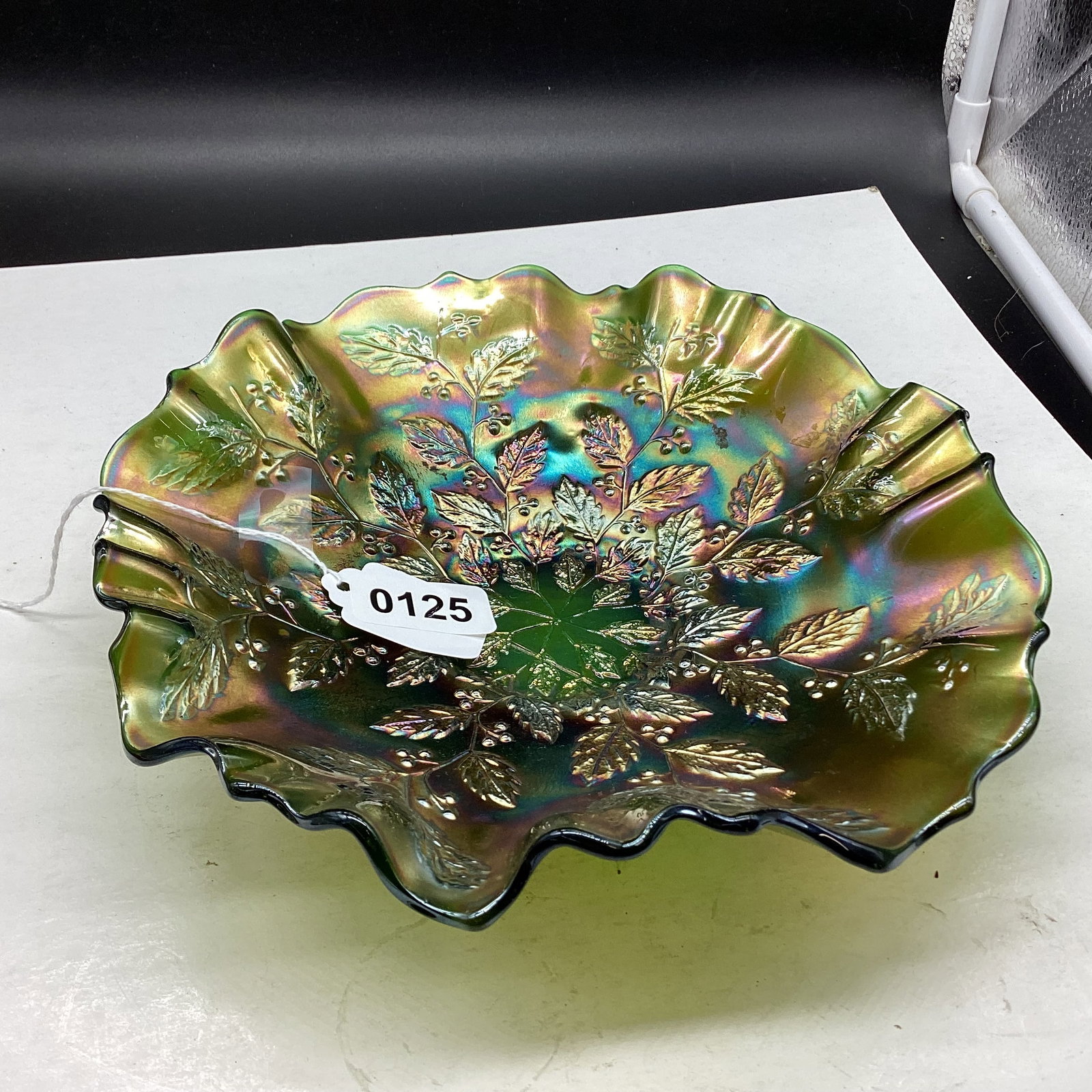 VINTAGE FENTON HOLLY BERRIES CARNIVAL BOWL (1 of 2)