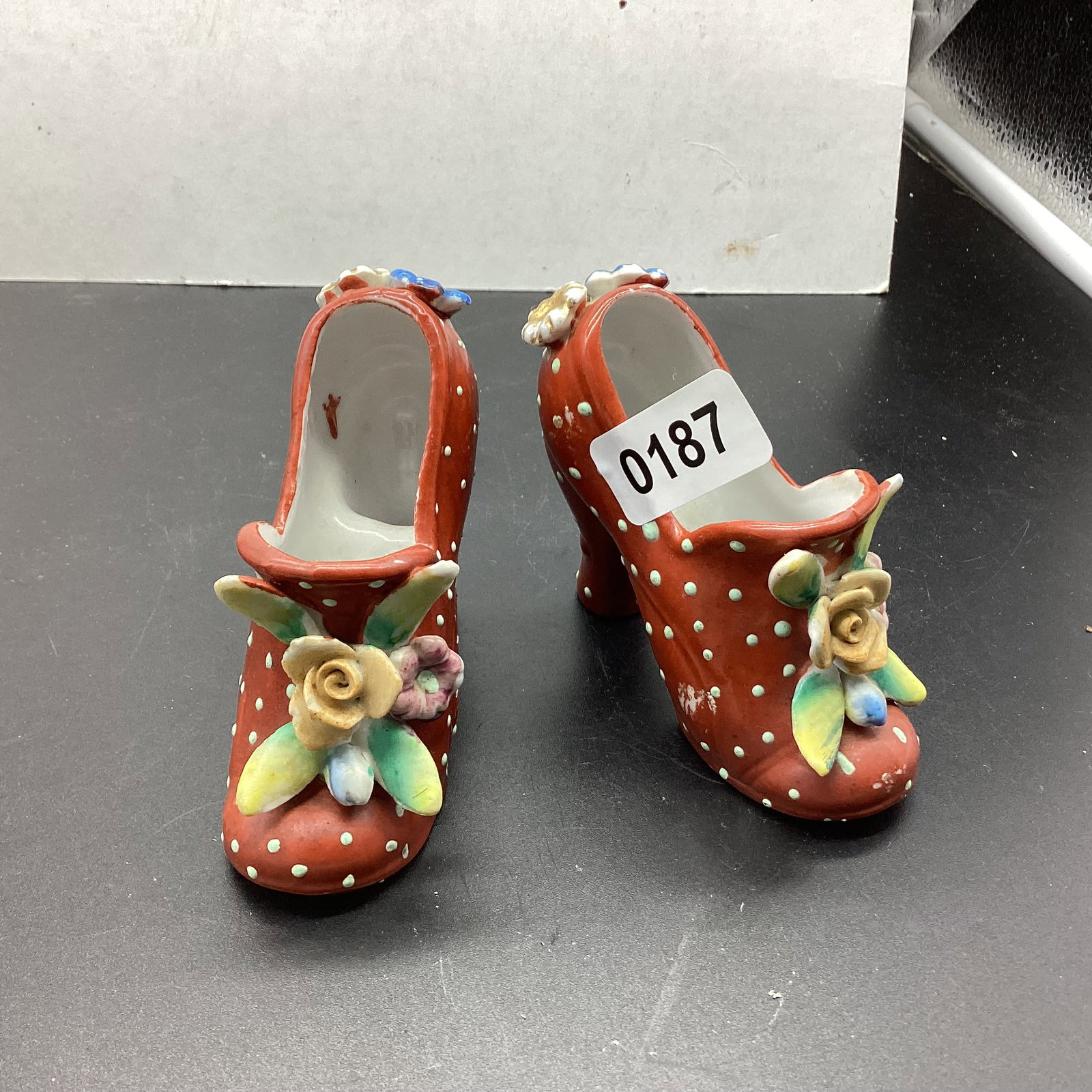 PAIR OF PORCELIAN SHOES JAPAN: 3 1/4 X 4 GOOD SHAPE