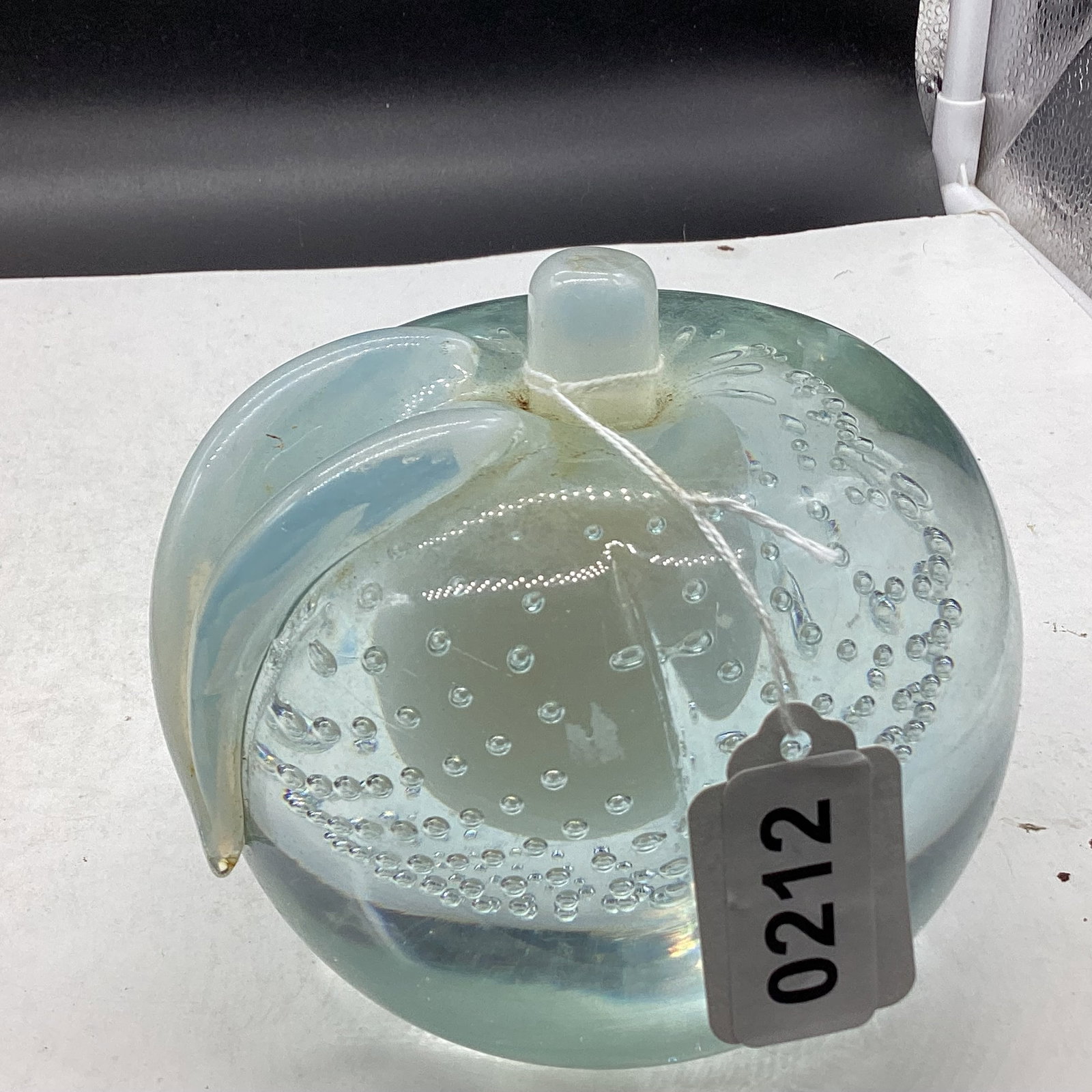 MURANO APPLE CONTROLLELD BUBBLES PAPER WEIGHT W/OPALESCENT LEAF: 4 1/2" X 5" W GOOD SHAPE