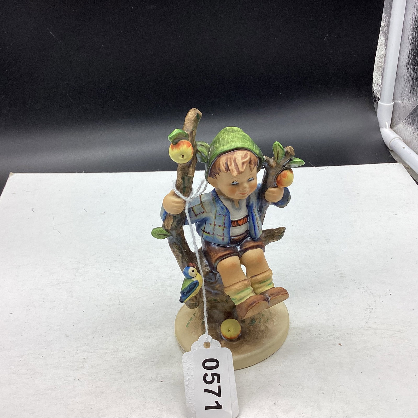 HUMMEL FIGURINE APPLE TREE BOY #142/1: 5 3 /4" TALL GOOD SHAPE