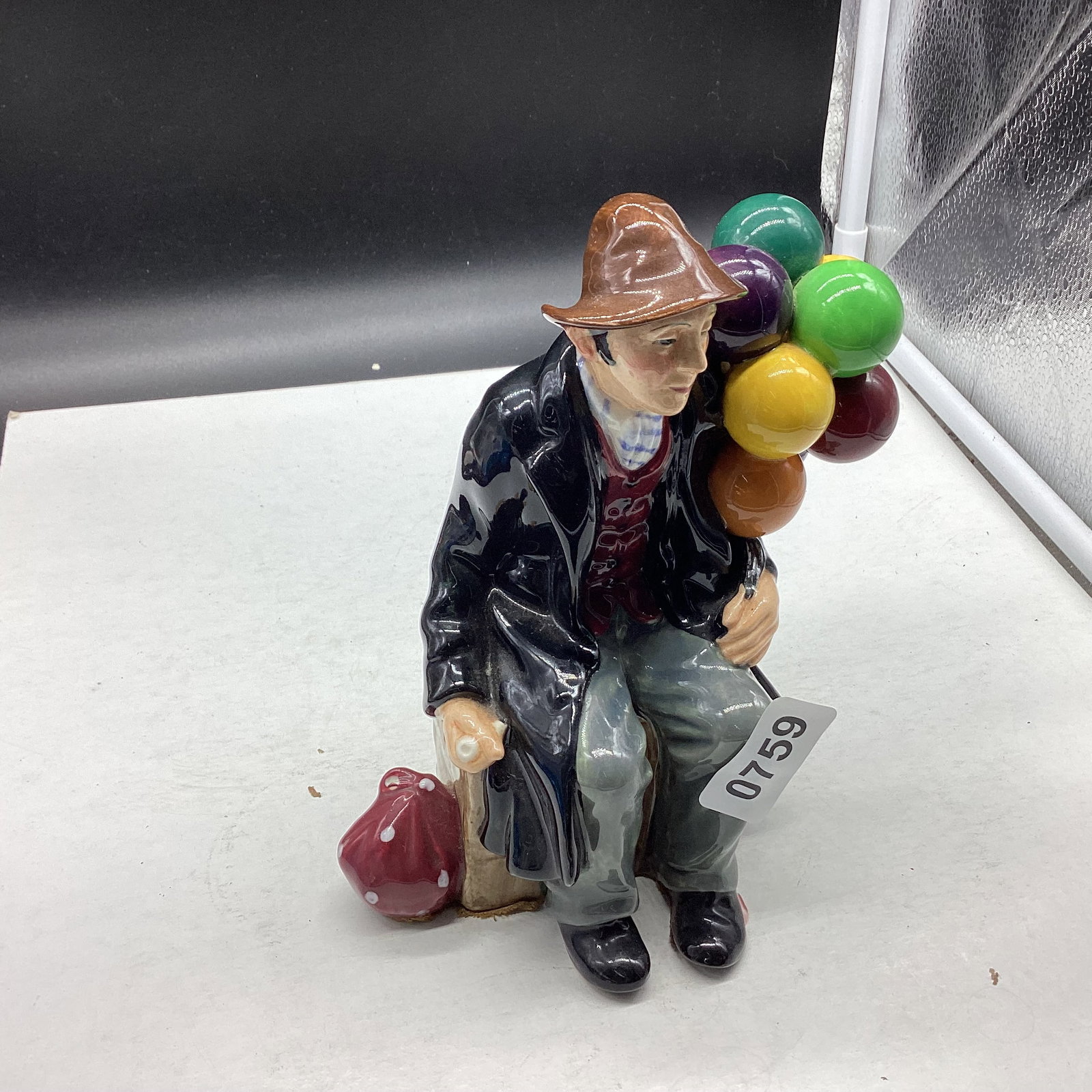 1954 ROYAL DOULTON BALLON MAN FIGURINE: 7 1/2" TALL GOOD SHAPE