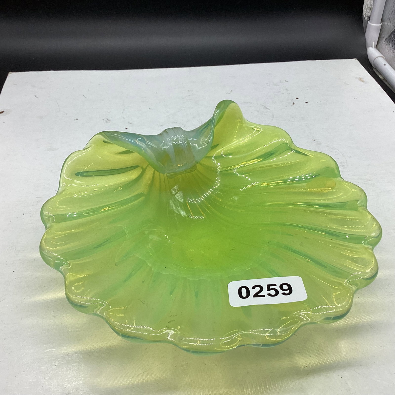 GREEN OPALASCENT ITALIAN SHELL ART GLASS OPALINE DISH: 2 1/2 X 8 3/4 GOOD SHAPE