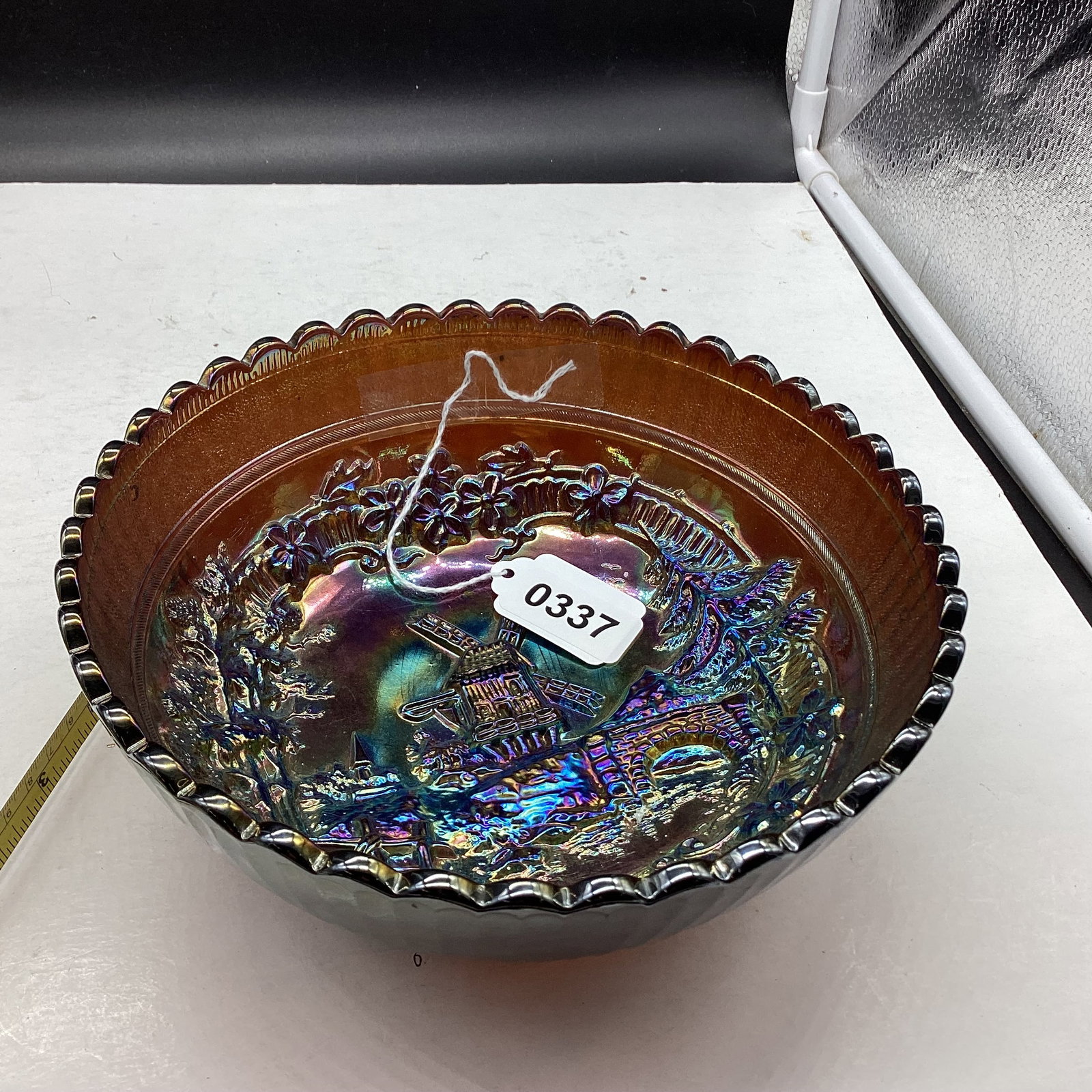 VINTAGE NORTHWOOD GRAPE & CABLE 3 FOOTED CARNIVAL BOWL (1 of 2)