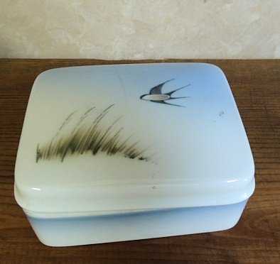 ROYAL COPENHAGEN CIGARETTE CASE & PLATE: YOU ARE BIDDING ON A ROYAL COPENHAGEN CIGARETTE CASE & PLATE SIGNED ROYAL COPENHAGEN GERMANY. THE BOX IS 4 1/2 IN. WIDE 3 1/2 IN. LONG & 2 IN. TALL