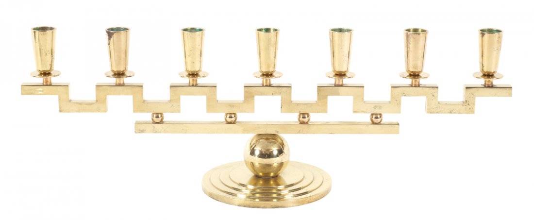 7-armet lysestake i messing, Arvika. (H:8/L:52,5cm): Lars HOLMSTRØM 7-armet lysestake i messing, Arvika. (H:8/L:52,5cm)