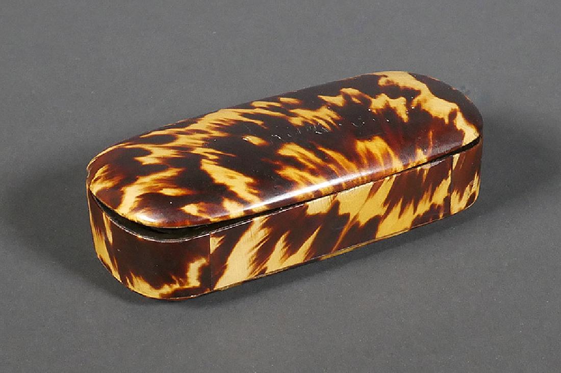 1790s Tortoise Shell Snuff Box, New York Estate: Late 18th century Georgian tortoise shell snuff box in very fine condition, with a slightly rough rounded corner on underside and one on top near right rear near hinge. Measures about 4" wide. Closes 
