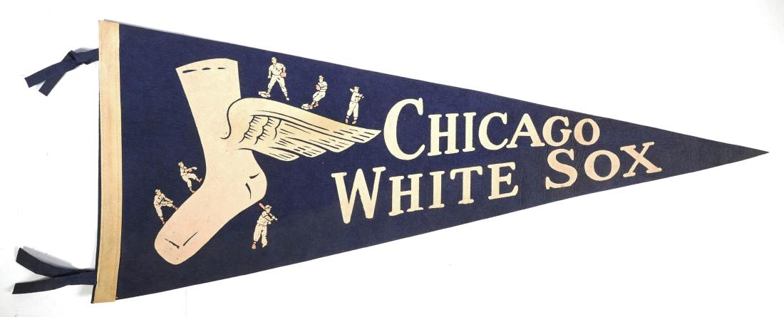 Vintage CHICAGO WHITE SOX Pennant: Measures about 28-1/2" long. Good condition.