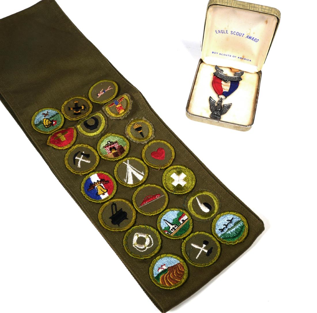 Vintage BSA EAGLE SCOUT Medal and Sash: Vintage Boy Scouts eagle scout medal and sash with badges.