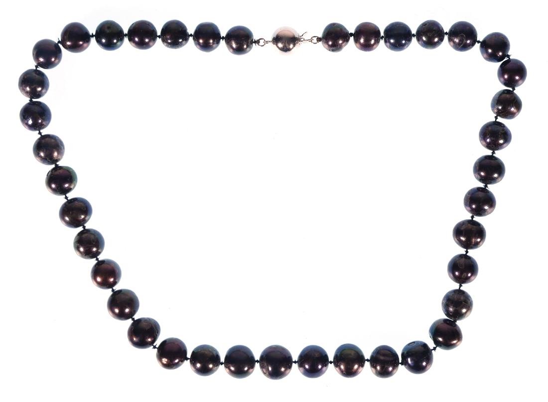 TAHITIAN PEARL Necklace 14k Gold Clasp: South Sea pearl necklace, measuring 18" long. Pearls graduate from about 9mm to 11mm.