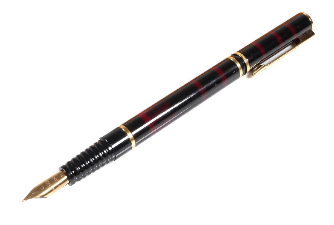 Waterman Laureat M Nib Lacquer Fountain Pen: Waterman Laureat M nib lacquer fountain pen. Nib is marked Waterman, France, M. Pen is approx. 5 1/8" capped. Box & converter included. No damage, excellent used condition with minimal wear. This lot 