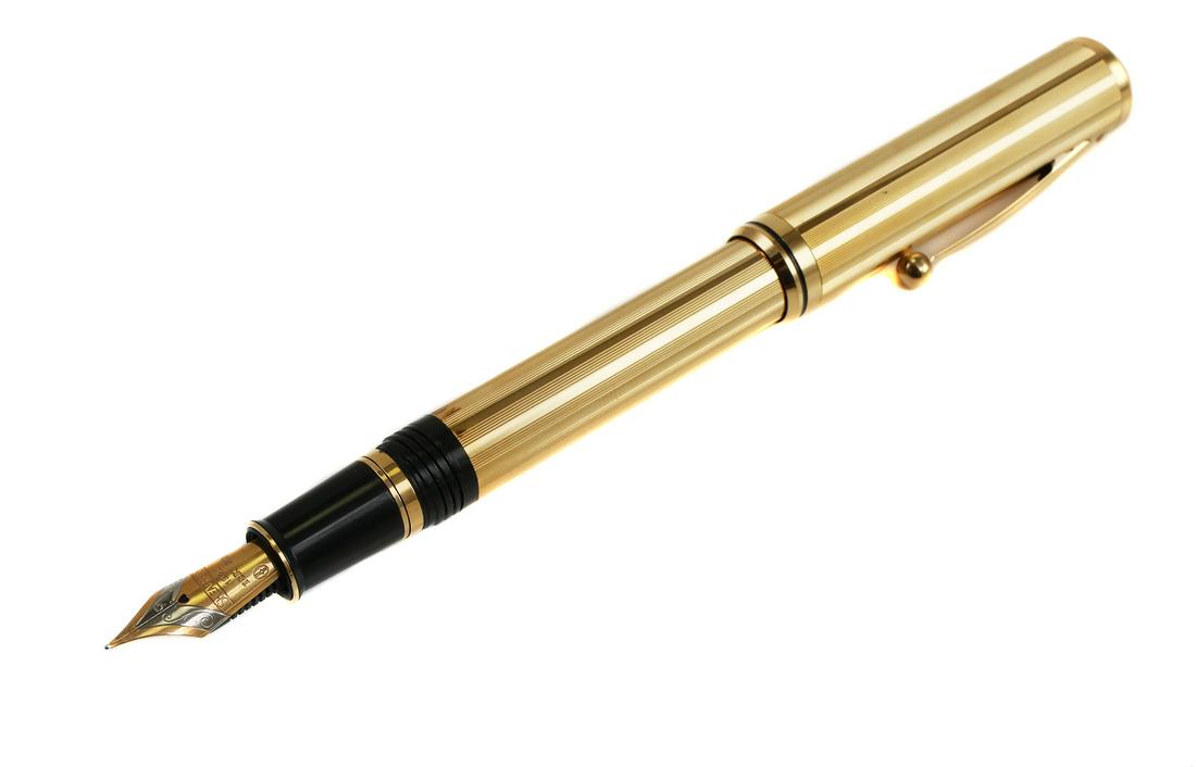 SHEAFFER Connaisseur 822 Fountain Pen 18K Nib: SHEAFFER 822 Connaisseur 23K gold electroplate classic fountain pen. Medium nib is marked Sheaffer's, 1920, 18K 750. Pen is approx. 5 1/2" capped. Box, 5 Sheaffer ink cartridges, converter and warrant
