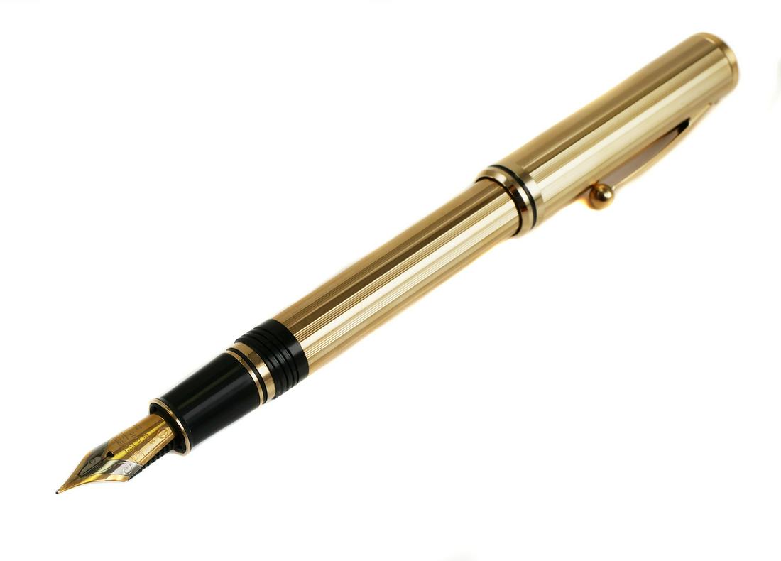 SHEAFFER Connaisseur 822 Fountain Pen 18K Nib: SHEAFFER 822 Connaisseur 23K gold electroplate classic fountain pen. Medium nib is marked Sheaffer's, 1920, 18K 750. Pen is approx. 5 1/2" capped. Box included. No damage, excellent used condition wit