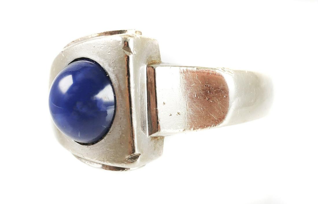 14K Synth. STAR SAPPHIRE Ring: 14K white gold ring contains one synthetic star sapphire. Total weight: 10.4 grams. Size: 7