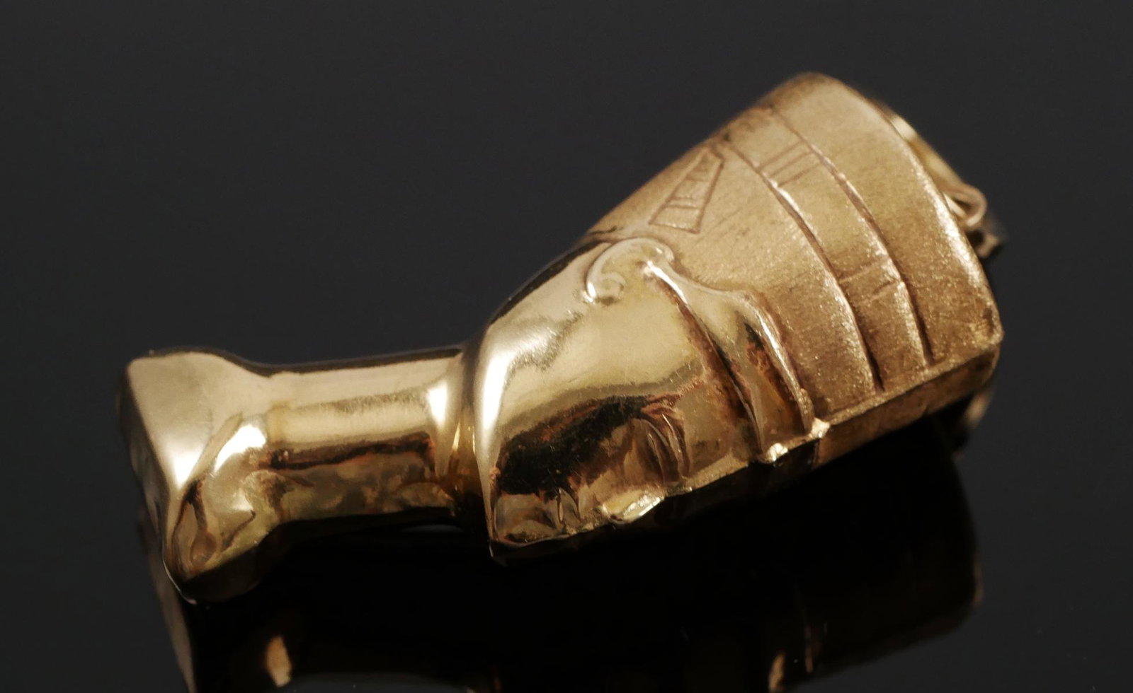 21k Gold Nefertiti Egyptian Pendant: Middle Eastern gold pendant, 21k or better guaranteed. Probably represents Queen Nefertiti. Unmarked. Measures about 1-3/4" high overall. Weighs 5.9 grams.