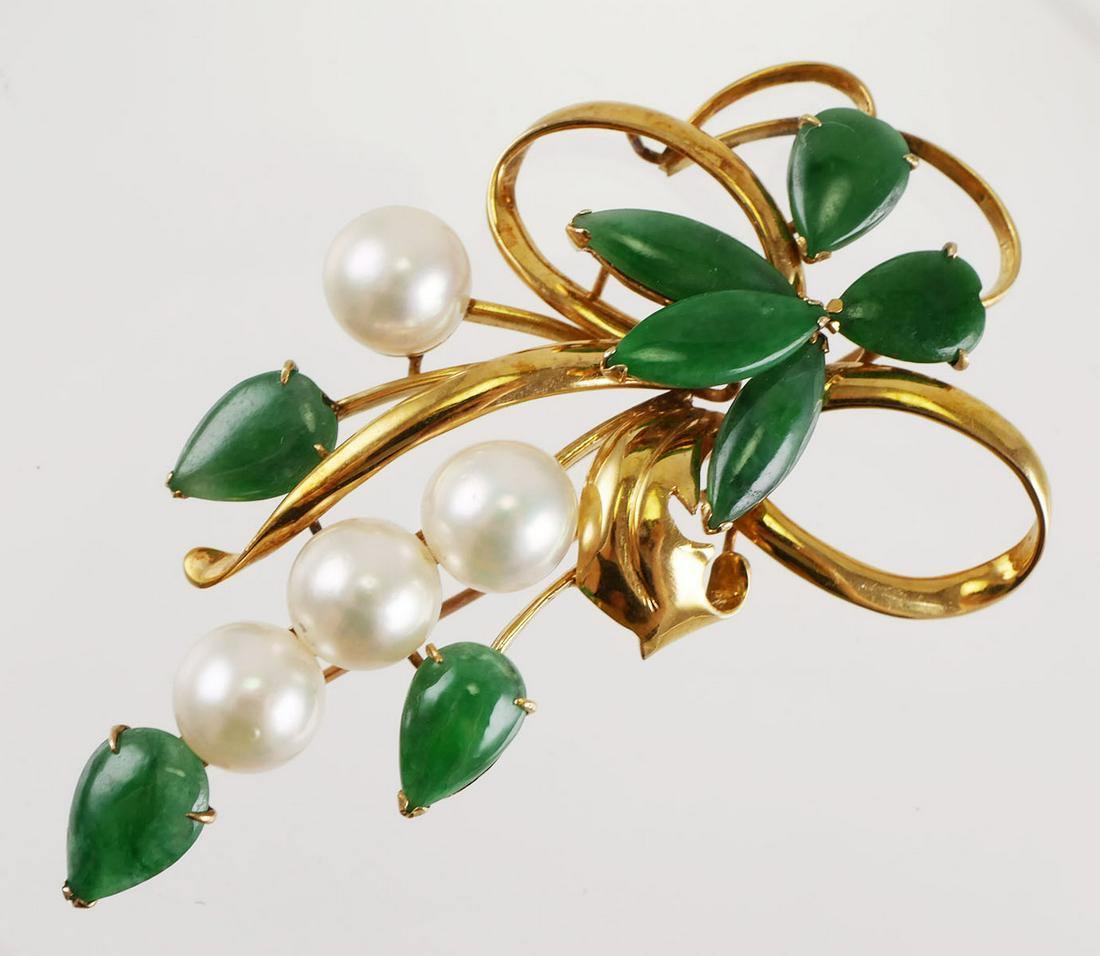 Imperial Jade 14k Gold Pearls Pin, Ty Lee: Gorgeous vintage Hong Kong designer 14k gold pin, signed by Ty Lee, with four pearls and carved Imperial jade cabochons on a 14k gold frame. Measures about 2-1/2" long and weighs 13.7 grams.