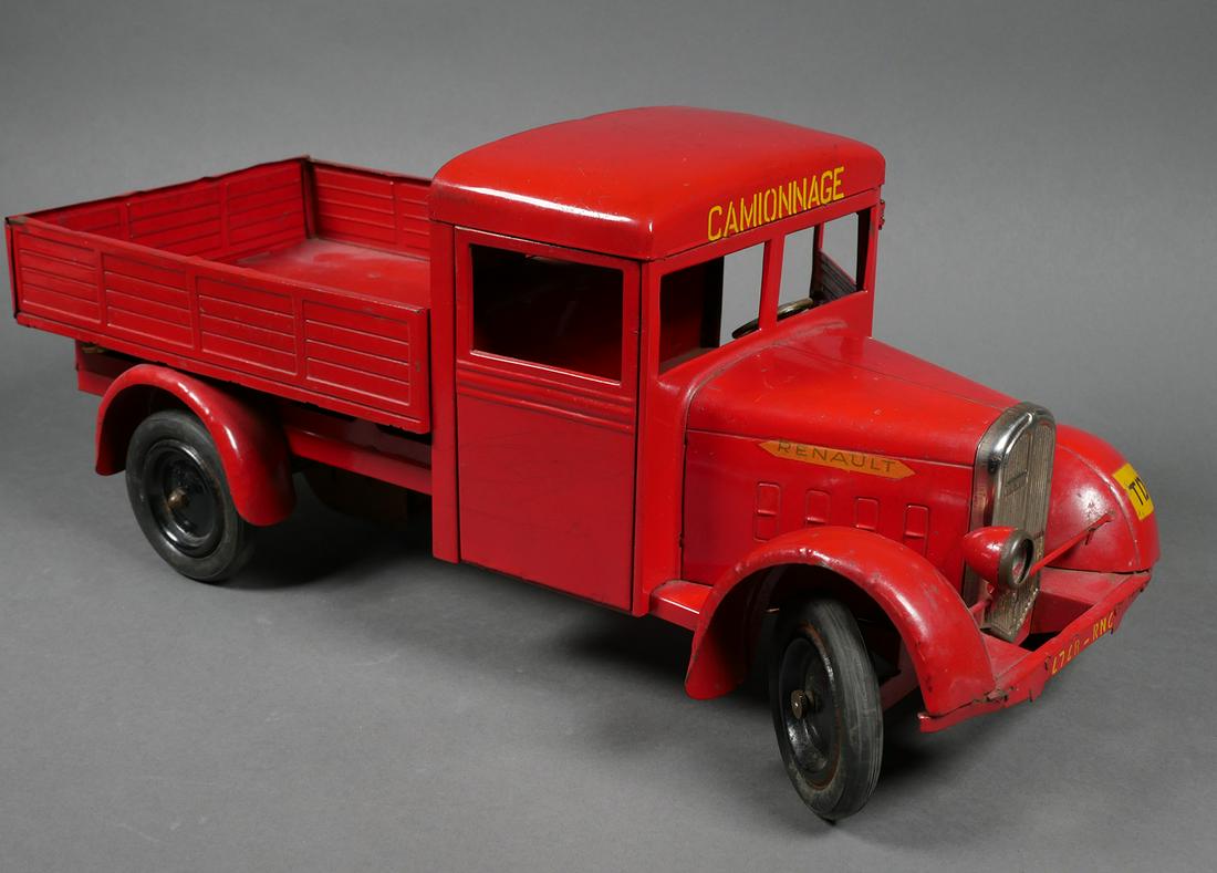 CIJ France Renault Pressed Steel Wind Up Toy Truck: CIJ Renault French pressed steel windup toy truck. 5 Ton truck CAMIONNAGE 1/10 scale. Truck measures approx. 17" long x 7" tall. Wind-up clockwork mechanism works, however 2 winds but did not move tru