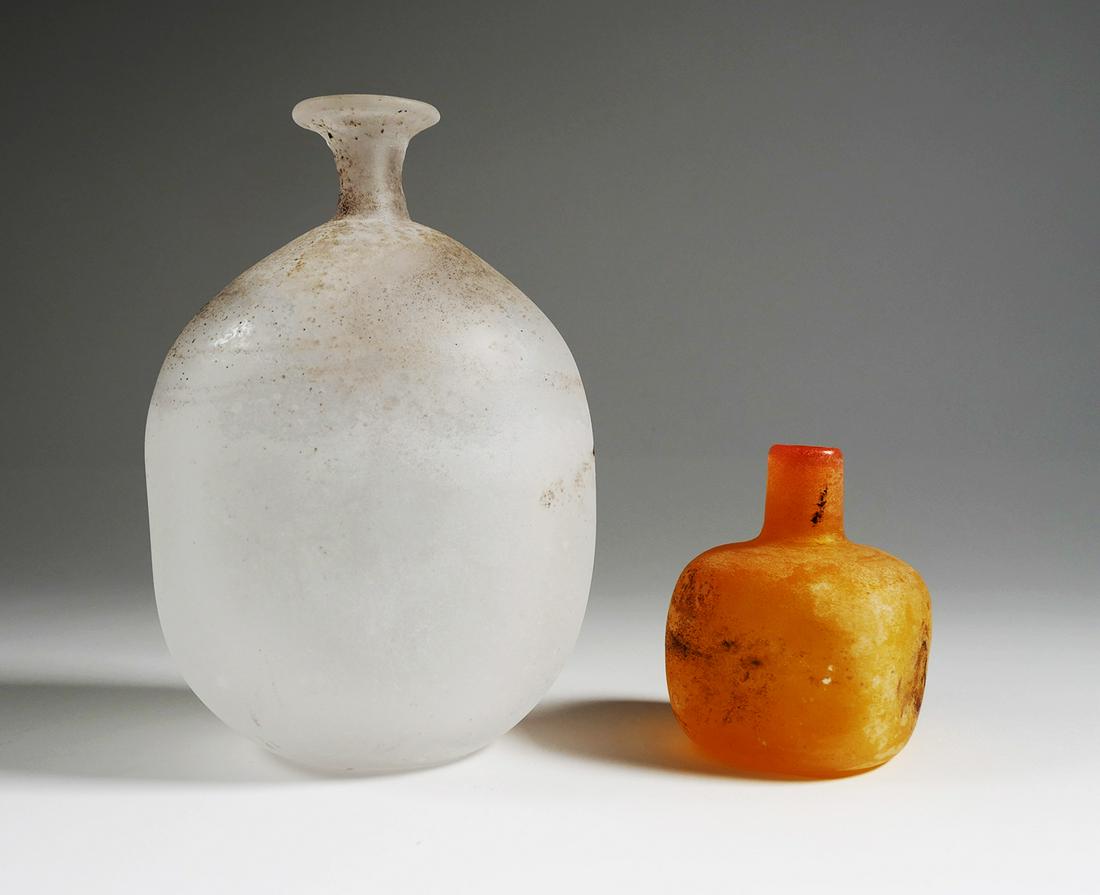 (2) Signed GINO CENEDESE Scavo Vases: Vintage Murano Scavo art glass vases by Gino Cenedese. Clear vase measures 8" tall x 5 1/4" wide. Signed on base. Orange vase measures 4" tall x 2 7/8" x 2 7/8". Signed on bottom Murano. Excellent con