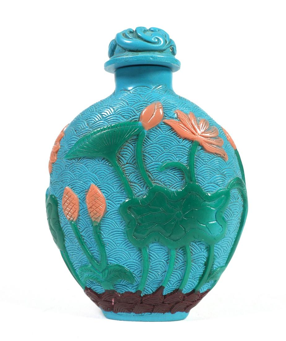 Cameo Glass SNUFF BOTTLE Birds Flowers: This Peking cameo glass snuff bottle boasts raised cameos in 3 different colors- a white bird, green leaves, and pink flowers, all on a turquoise blue base glass.The spoon topper is made of the same t