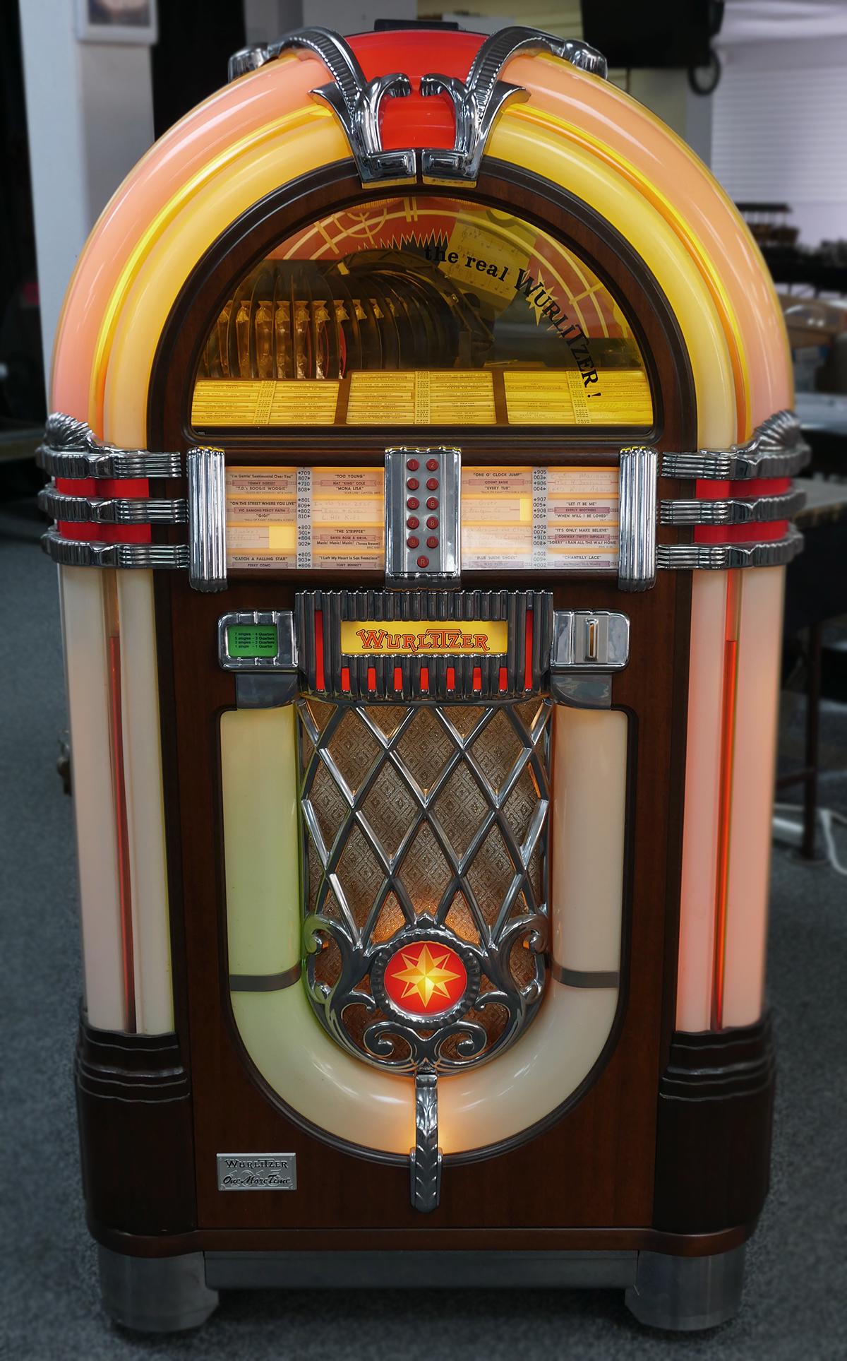WURLITZER OMT 1015 Bubble Light Jukebox: Made in Germany, Wurlitzer Model OMT1015 jukebox. This model type MB20/16 is a replica of the Wurlitzer made in 1946. Jukebox features (6) speakers, bubble lights and plays vinyl 45 rpm records withou
