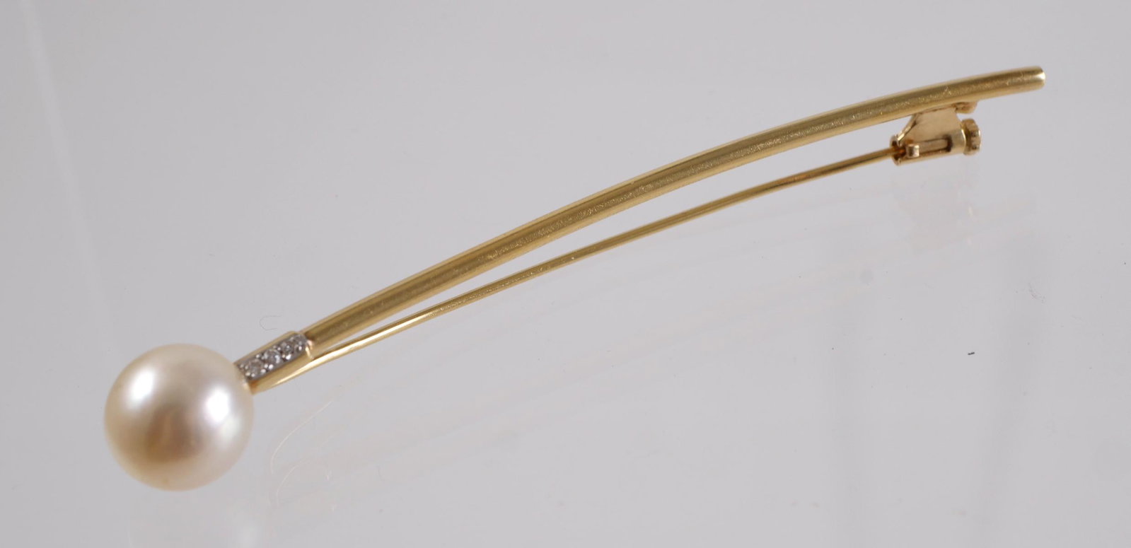 18K Yellow Gold Pearl and Diamond Brooch Pin: Brooch is set in 18K yellow gold with a large 10mm Akoya pearl with (3) small round diamonds. Pin measures approx. 3" in length, 3.9 grams total weight. Bar is marked 750 and signed. No cracks or chip