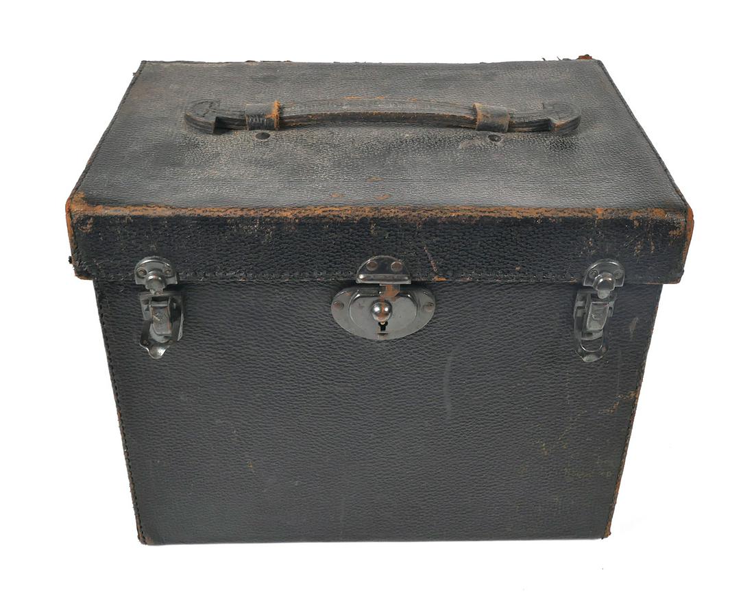 Graflex RB Super D Camera Kodak Ektar Lens: Vintage Graflex R.B. Super D (revolving back) reflex camera with original ES 600 Kodak Ektar f5.6 190mm lens. Camera operates properly. Age appropriate wear to camera and case. Lens has internal dust.