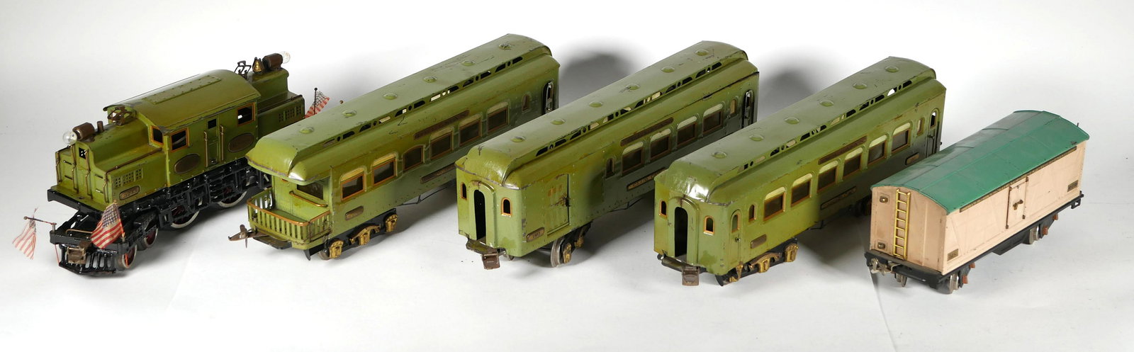 Ives Prewar Standard Electric Engine with Cars (1 of 8)