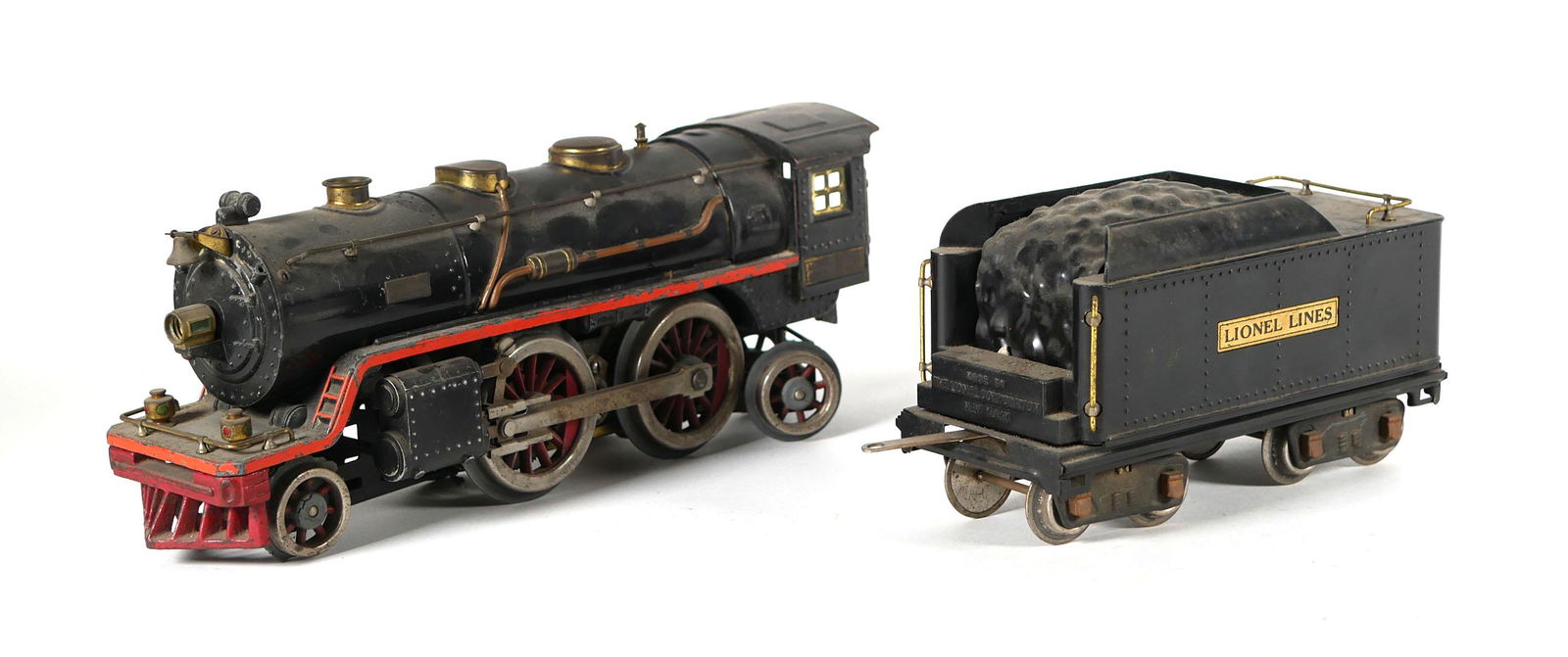 Lionel Lines Standard Engine 390 w Tender (1 of 4)