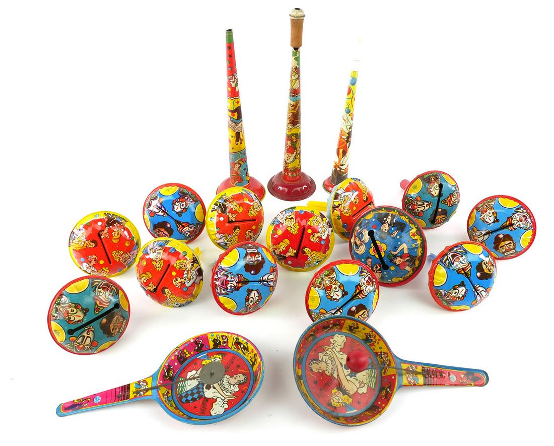 Vintage Tin Litho Halloween Horn Noise Makers: Lot of 18 Vintage Tin Litho Shaker Noisemakers and Horn Noisemakers. This item can be shipped in-house.
