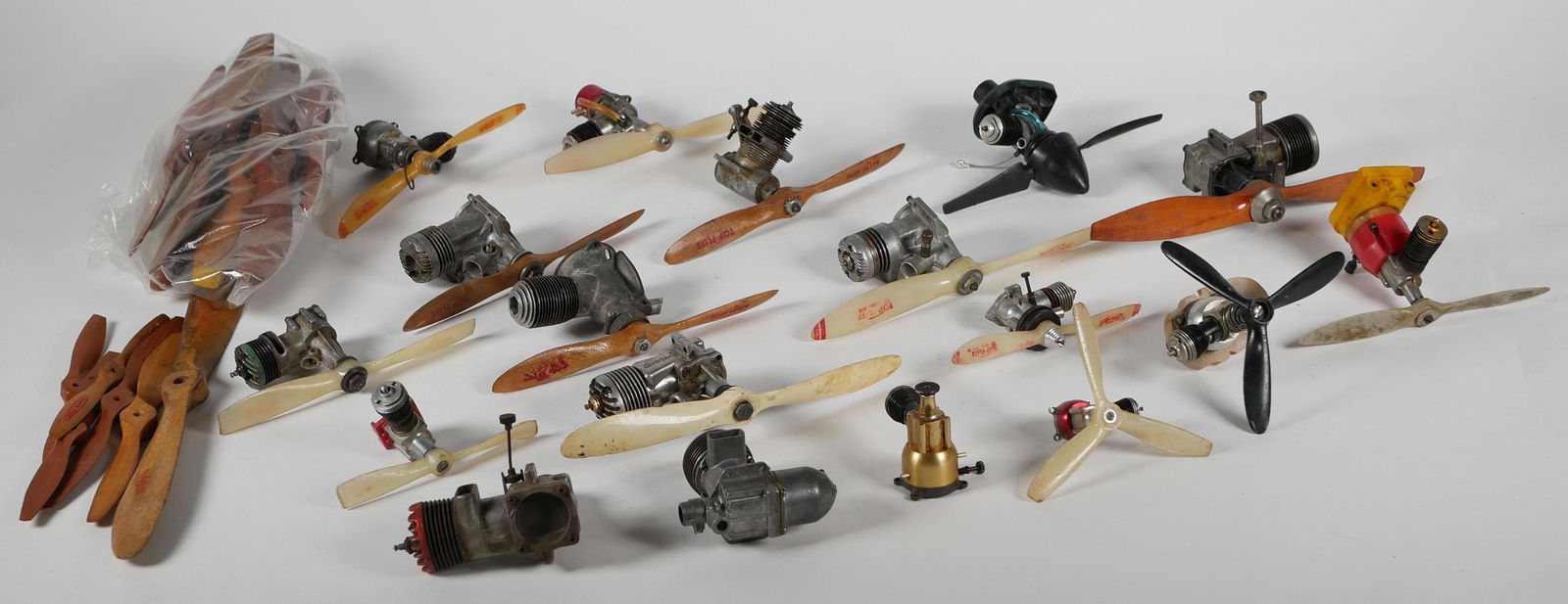 Lot of Vintage Model Airplane Motors (1 of 4)