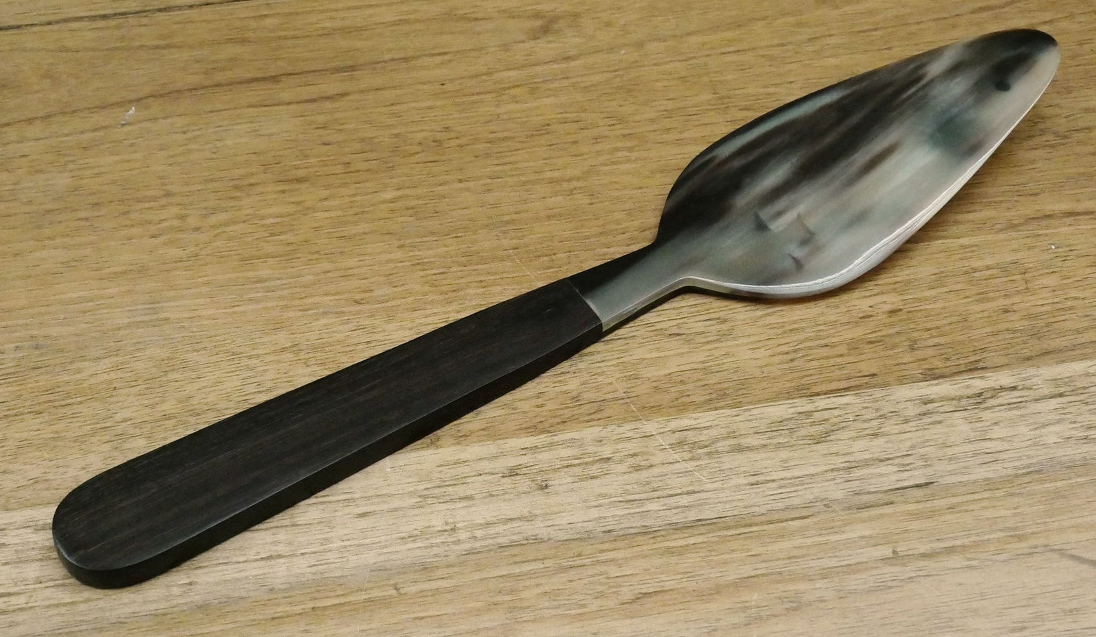Ralph Lauren Cameron Horn Cake Server: Elegant cake server made out of natural horn. This item will need to be shipped by a packing company of your choice. We maintain a list of reliable shippers, or you may choose your own.