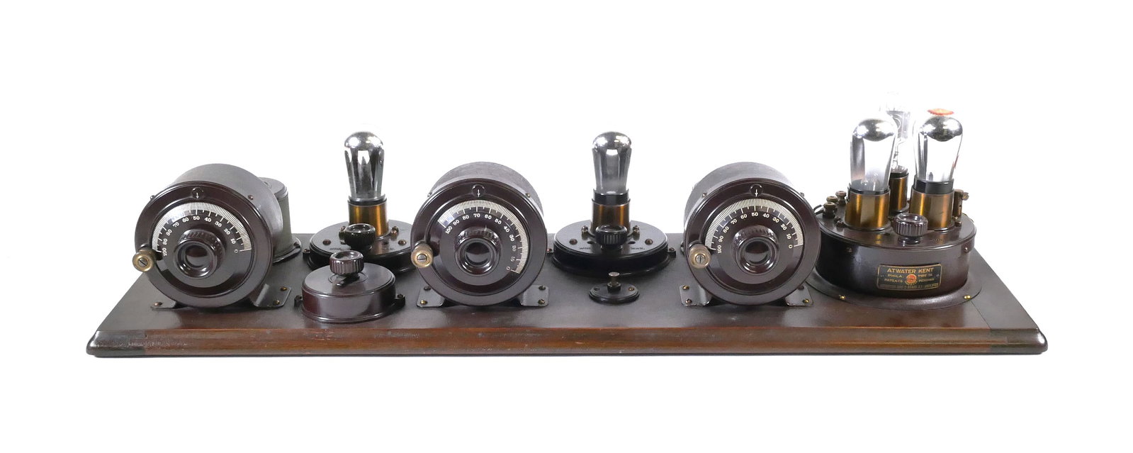 RARE Atwater Kent Breadboard Radio: Antique vacuum tube radio receiver made by Atwater Kent in the 1920s. Type TA detector and 2 stage AF amplifier. Distinctive open breadboard design. Overall measurements 31-1/2" long x 9-1/2" x 7" tal