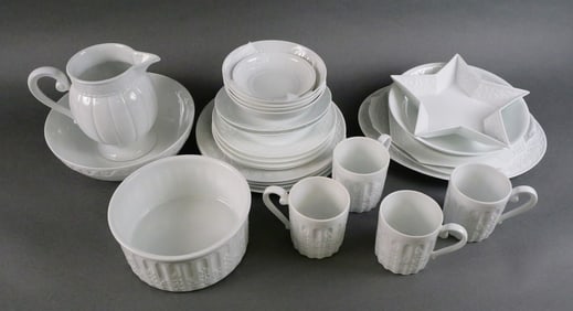 Bernardaud Limoges "Louvre" 28 Pc China Set