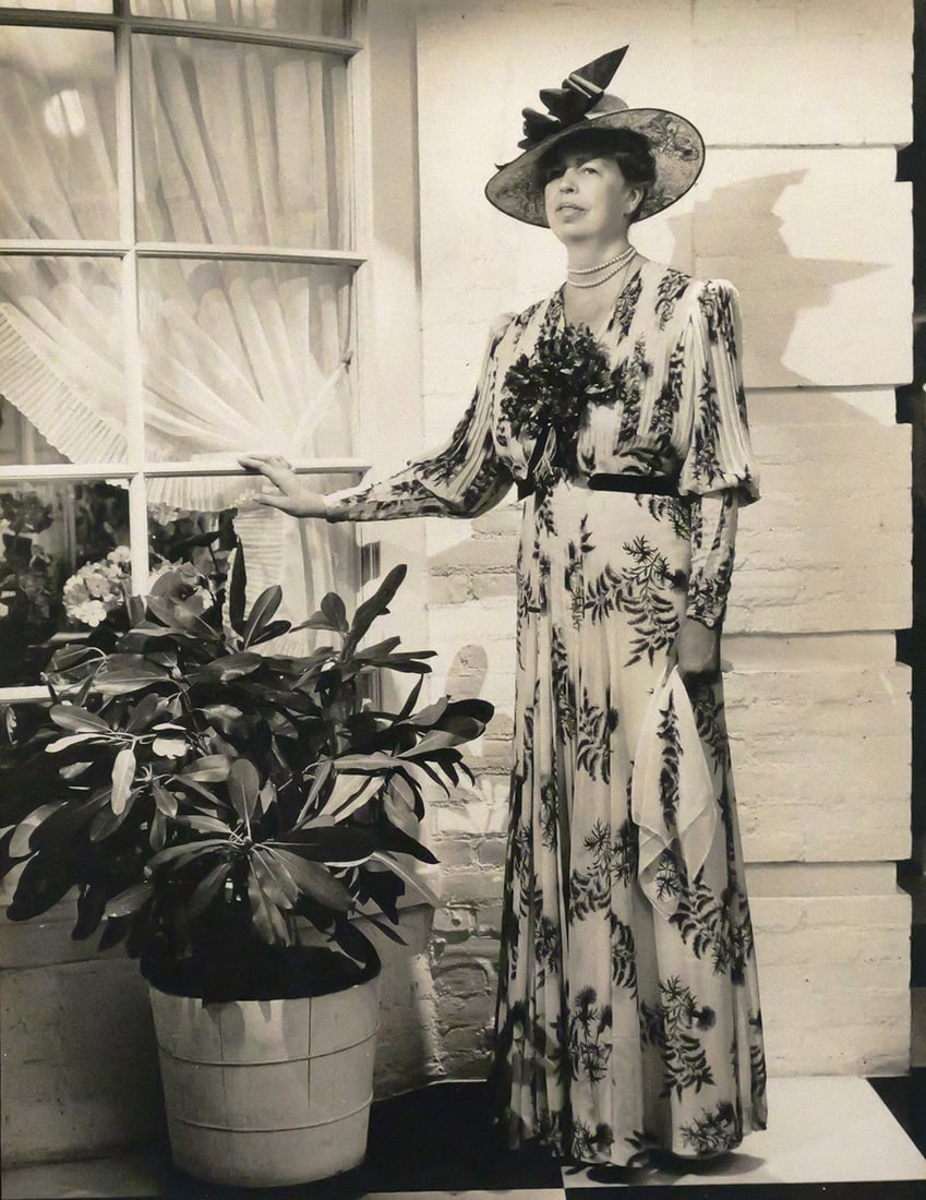 ARTHUR O'NEILL Photograph Roosevelt: Silver gelatin photograph of Eleanor Roosevelt by photographer Arthur O'Neill, the mat is signed by the photographer and dated New York 1939. Frame measures 13-1/2" x 10-1/2" frame measures 24-1/2" x