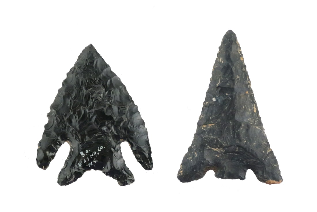 Group of 2 Native American Arrowhead Points: Group of 2 Native American Arrowhead Points. One is an Eastgate from Nevada. The other is Obsidian Elko Eared. Both are approx. 1-1/2". This item can be shipped in-house. Multiple lot combined