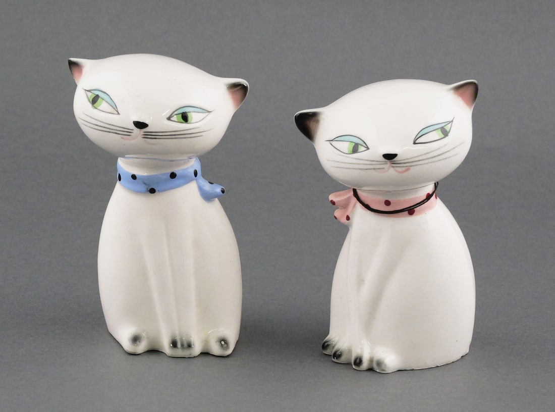 Holt Howard 1958 Cozy Cat Shakers: Vintage mid century MCM salt and pepper shaker set. Holt Howard, Cozy Cat line siamese cats with meow crier mechanism. Both with original foil labels, pink with original advertising hang tag, both sta