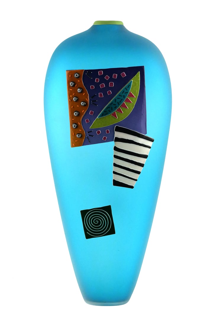 KLISS Art Glass 18" Vase, Kliszewski: Art glass vase by Bob and Laurie Kliss, aka Kliszewski. Dated 2004. Measures about 18-1/2" high. One of several pieces in today's auction from a private contemporary art glass collection. This item