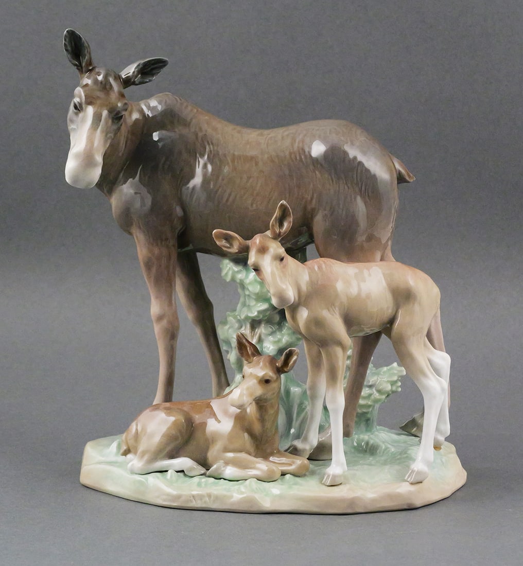 LLADRO Figural Group Moose Family: Lladro Figurine #5001 Moose Family. Measures approx 5-1/2" x 8" x 9-1/4" tall. This item can be shipped in-house. Multiple lot combined shipping may require 3rd Party shipping.