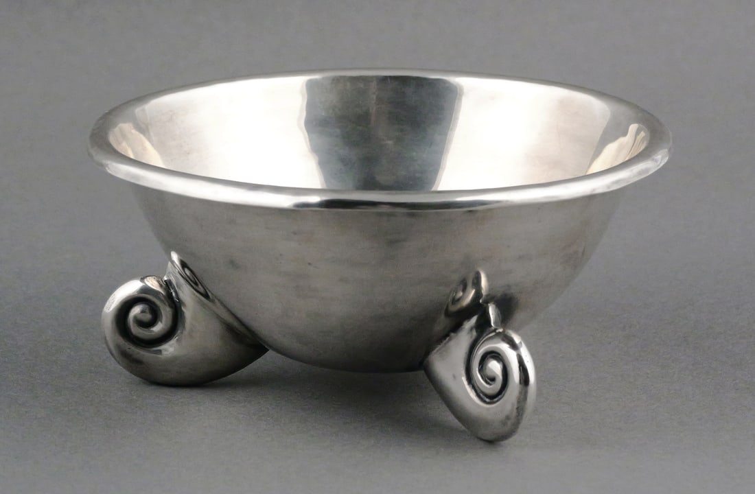 WILLIAM SPRATLING Nautilus Footed Bowl: William Spratling sterling silver bowl. Vintage 1940's hand hammered bowl with shell form feet, by the famed Taxco designer. Marked Spratling Made in Mexico with the WS mark and sterling, 10.8 troy