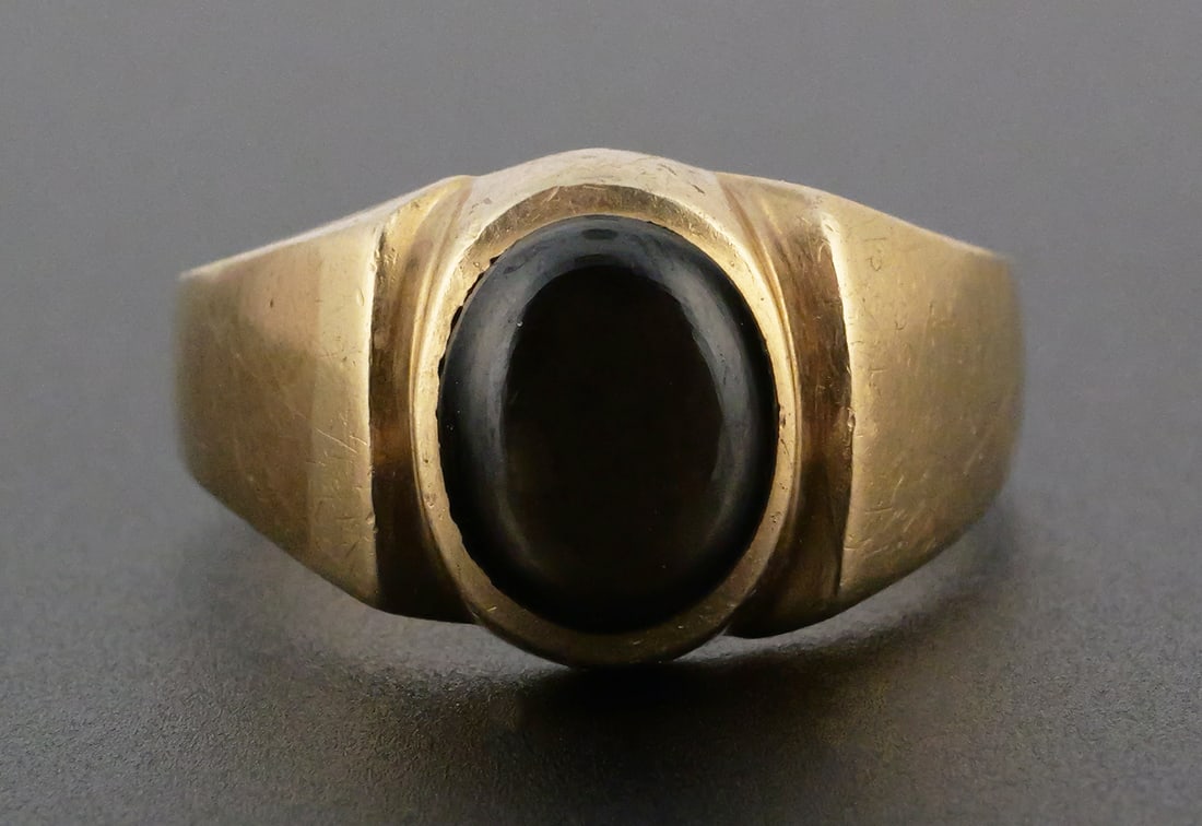 14K Gold & Black Star Sapphire Ring: 14 karat yellow gold vintage ring set with a black star sapphire cabochon. Marked as 14 k, 6.5 grams tw, size 9-3/4. This item can be shipped in-house. Multiple lot combined shipping may require 3rd