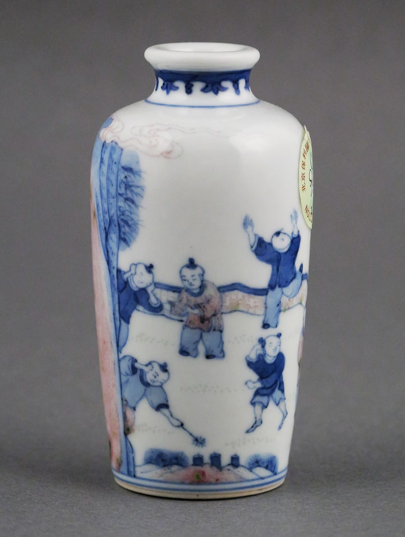 Late Qing Dynasty Chinese Porcelain Snuff Bottle: Late Qing Dynasty (to early Republic) Chinese Porcelain Snuff Bottle. Measures 3-1/2" tall. This item can be shipped in-house. Multiple lot combined shipping may require 3rd Party shipping.