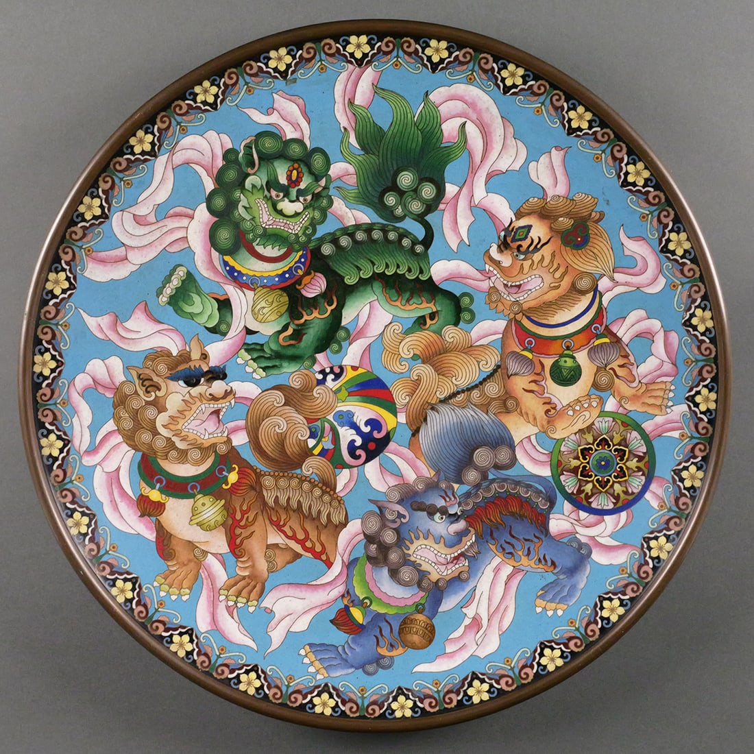 Cloisonne Charger, Qing Guardian Lions 20-1/2": Large, heavy antique Chinese cloisonne charger decorated with nicely-shaded, highly detailed shi-shi or foo dogs. Late Qing to early Republic period. Measures 20-1/2" in diameter and weighs about 14