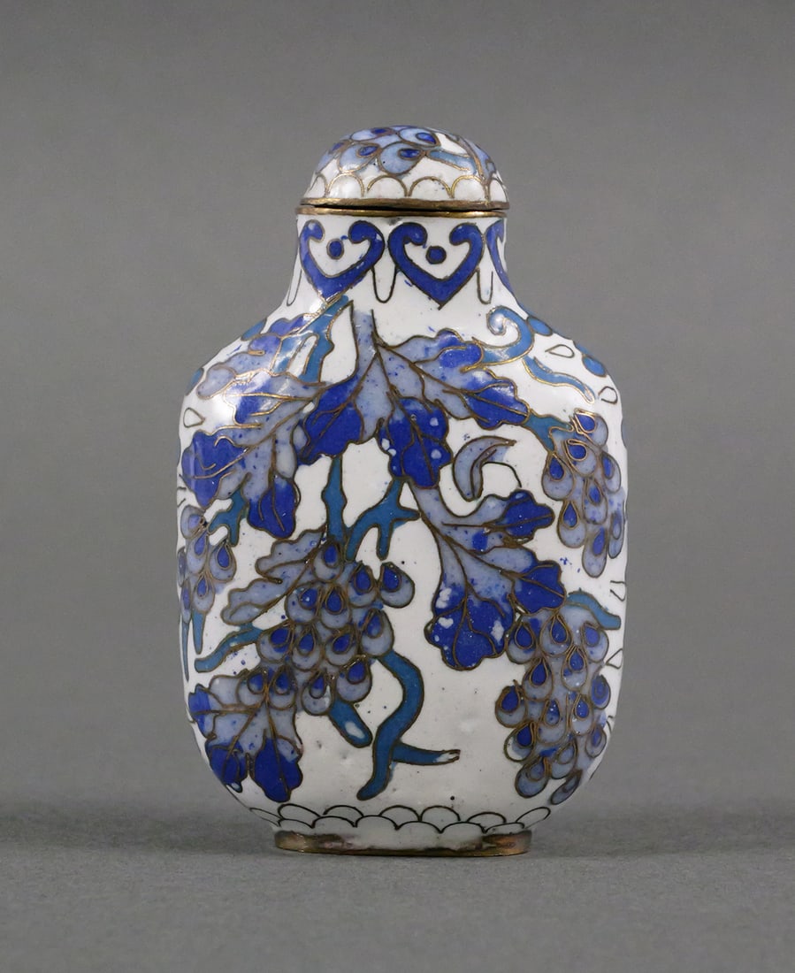 Vintage Chinese Cloisonne Snuff Bottle: Vintage Chinese Cloisonne Snuff Bottle with Stopper. Measures approx 2-5/8" tall x 1-3/4" wide. This item can be shipped in-house. Multiple lot combined shipping may require 3rd Party shipping.