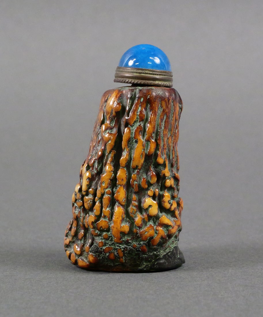 Chinese Stag Horn Snuff Bottle with Stopper: Chinese Stag Horn Snuff Bottle with stopper. Measures approx 2" x 1-1/2". This item can be shipped in-house. Multiple lot combined shipping may require 3rd Party shipping.